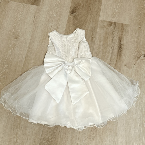 White flower girl dress with bow in the back size 3T excellent condition - Picture 2 of 2